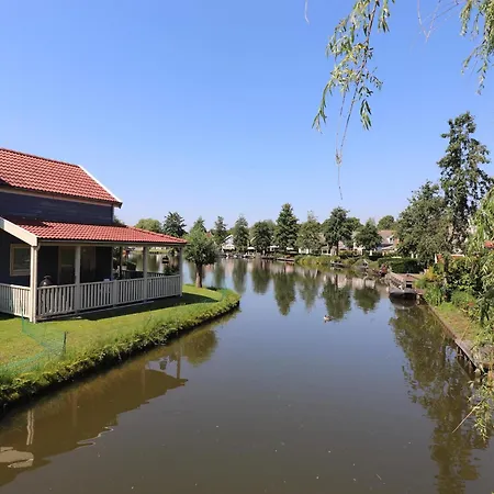 Дом отдыха In Zuytland With Private Fishing Jetty Simonshaven