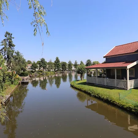Дом отдыха In Zuytland With Private Fishing Jetty Simonshaven