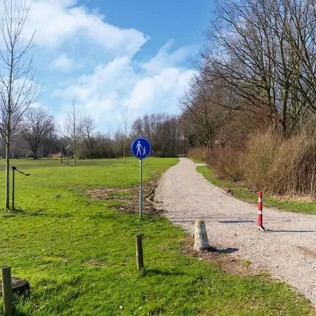 Дом отдыха In Zuytland With Private Fishing Jetty Simonshaven