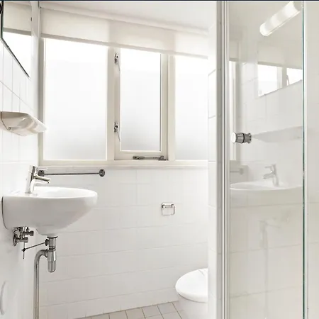 Dom wakacyjny In Zuytland With Private Fishing Jetty Simonshaven